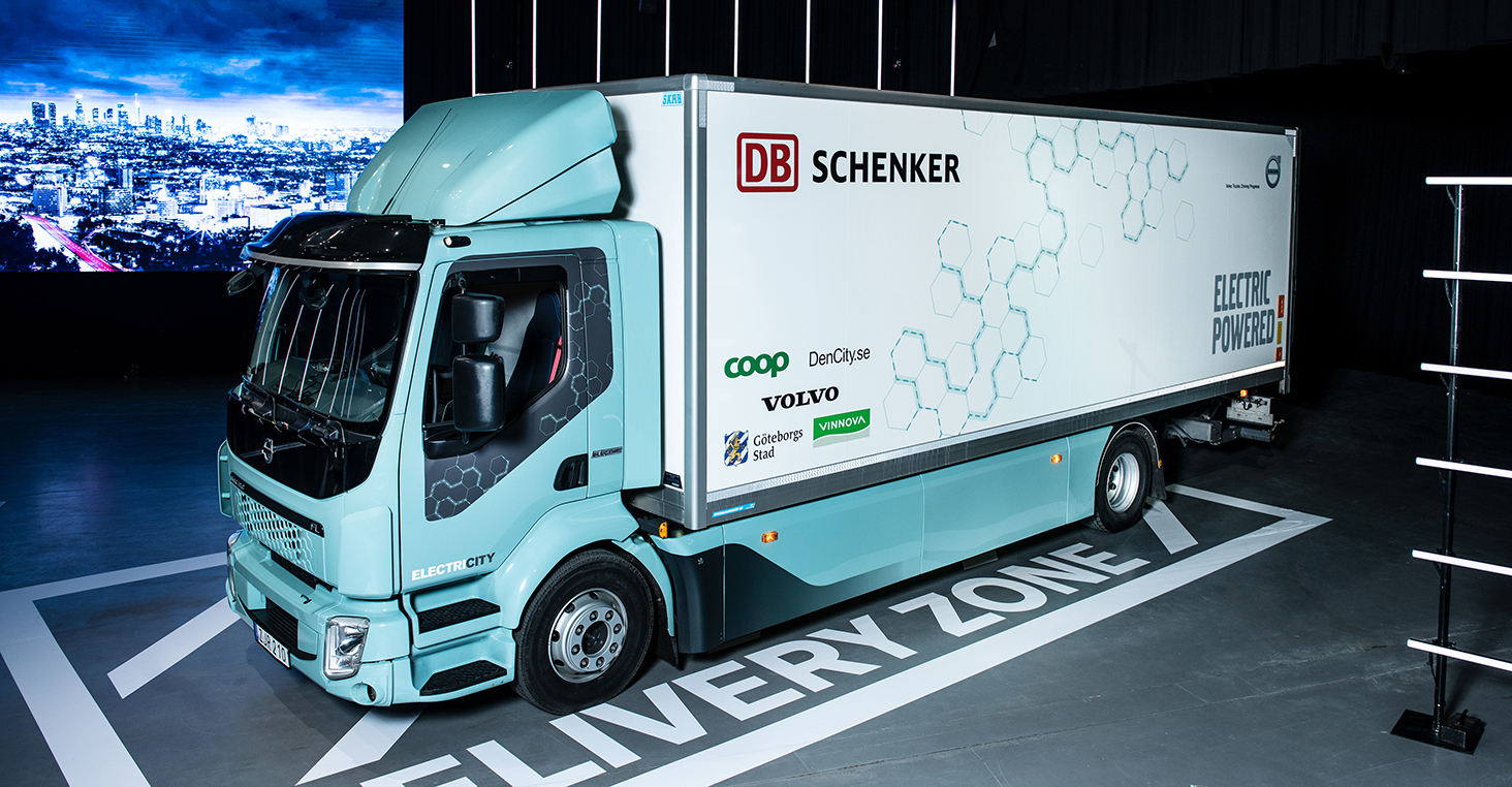 Nu börjar Coop leverera mat med Volvos nya el-lastbil