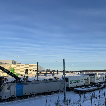 Tåg framför Eskilstunaterminal Coop